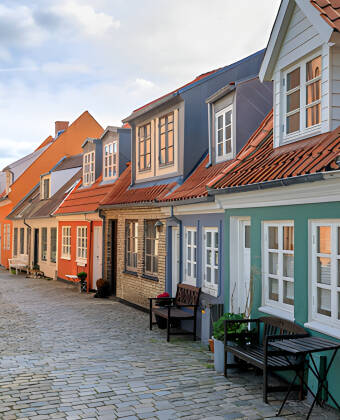 Schlendern Sie durch die vielen schönen Straßen und Gassen, die durch das Zentrum von Aalborg führen.