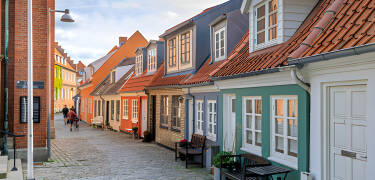 Schlendern Sie durch die vielen schönen Straßen und Gassen, die durch das Zentrum von Aalborg führen.