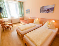 Die modernen Zimmer des Hotels sind in hellen Holzfarben gehalten und bieten einen komfortablen Rahmen für Ihren Aufenthalt.
