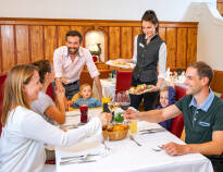 Passa på att avnjuta god mat och dryck i hotellet restaurang som serverar bufféer. 