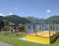 Barnen kan roa sig med lekrum och spelrum inomhus, samt lekplats, trampoliner och sportaktiviteter utomhus.
