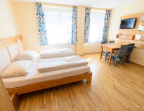 Hotellets værelser er indrettet i lyse farver og tilbyder moderne og behagelige rammer for opholdet.