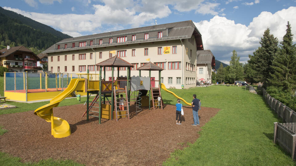 Nyt en uforglemmelig ferie på det familievennlige JUFA Hotel Lungau, som ligger i vakre omgivelser i Østerrike