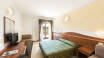 Hotellets værelser tilbyder en komfortabel base og charmerende rammer for Jeres ophold.