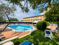 Entspannen Sie am Pool und genießen Sie das Leben unter einem der Sonnenschirme auf der schönen Sonnenterrasse des Hotels.