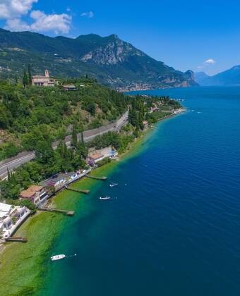 Hotel Antico Monastero har en naturskøn og rolig beliggenhed i Toscolano Maderno tæt på Gardasøen