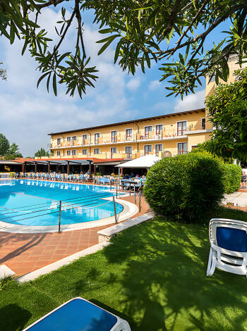 Entspannen Sie am Pool und genießen Sie das Leben unter einem der Sonnenschirme auf der schönen Sonnenterrasse des Hotels.