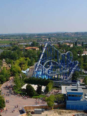 Überraschen Sie die Kinder mit einem Ausflug in den Themenpark Gardaland, der sich perfekt für einen Familienausflug eignet.