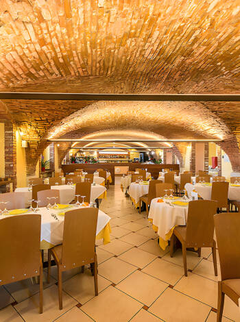 Genießen Sie Ihre Mahlzeit im authentischen Schlossrestaurant des Hotels - einige Getränke sind im Aufenthalt enthalten.