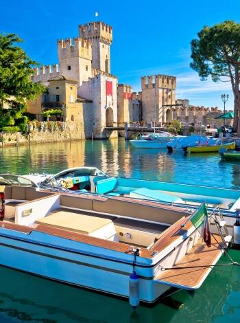 Machen Sie einen Ausflug nach Sirmione, das sich am südlichen Ende des Gardasees befindet.
