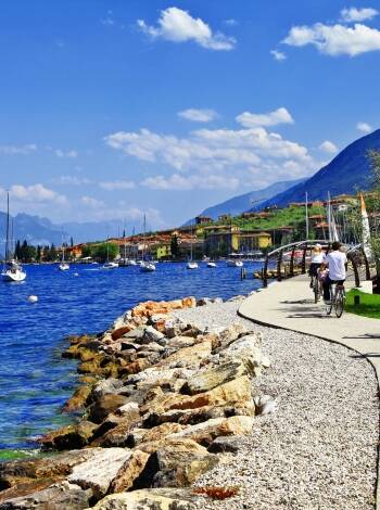 Bege er ut på en segeltur och besök den vackra staden Malcesine