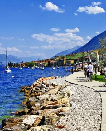 Besuchen Sie die schöne Stadt Malcesine bei einer schönen Bootsfahrt.