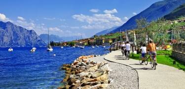 Reis å båttur, og utforsk den vakre byen, Malcesine.