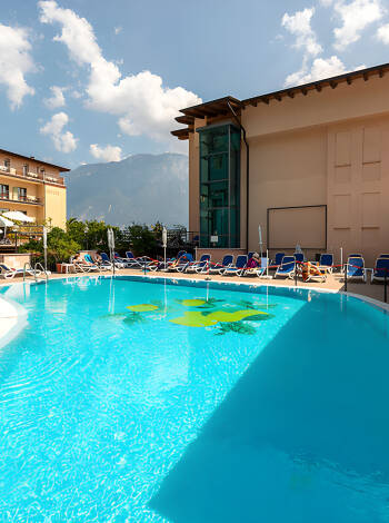 Entspannen Sie am Pool und genießen Sie einen Snack im einladenden Pool-Bistro.
