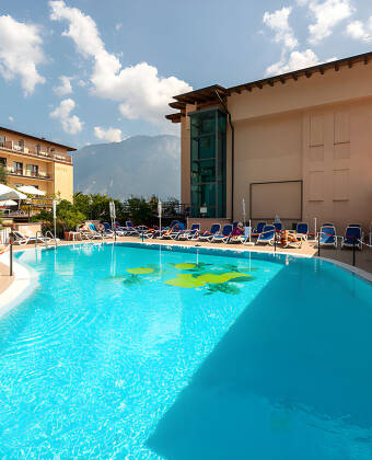 Entspannen Sie am Pool und genießen Sie einen Snack im einladenden Pool-Bistro.