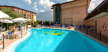 Entspannen Sie am Pool und genießen Sie einen Snack im einladenden Pool-Bistro.