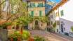 Hotellet ligger nära staden  Limone sul Gardas historiska centrum där ni kan gå på mysiga promenader