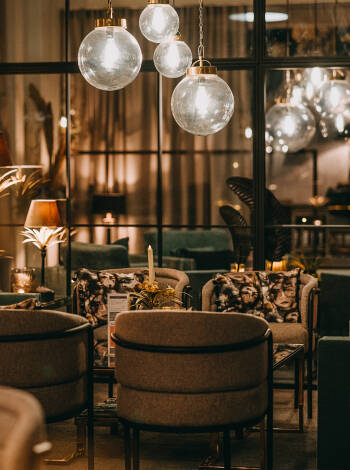 Slå er ner i hotellets härliga loungemiljö eller på Restaurang Klara som erbjuder fine-dining.