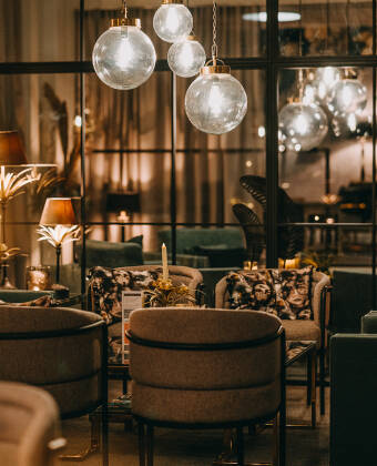 Genießen Sie einen ruhigen Moment in der gemütlichen Lounge des Hotels und genießen Sie köstliches Essen im Restaurant Klara.
