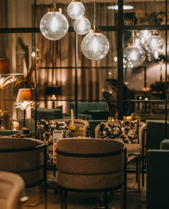 Nyd en rolig stund i hotellets hyggelige loungemiljø, og spis lækker mad på Restaurant Klara.