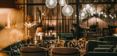 Genießen Sie einen ruhigen Moment in der gemütlichen Lounge des Hotels und genießen Sie köstliches Essen im Restaurant Klara.