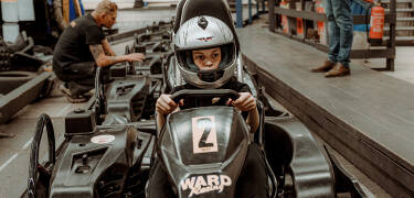 Rasen Sie mit der ganzen Familie auf der Go-Kart-Strecke des Hotels.