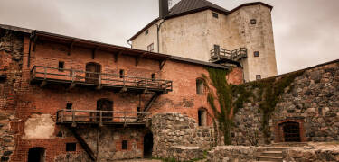 Besuchen und erleben Sie Nyköpings viele interessante Sehenswürdigkeiten wie das mittelalterliche Nyköping House.