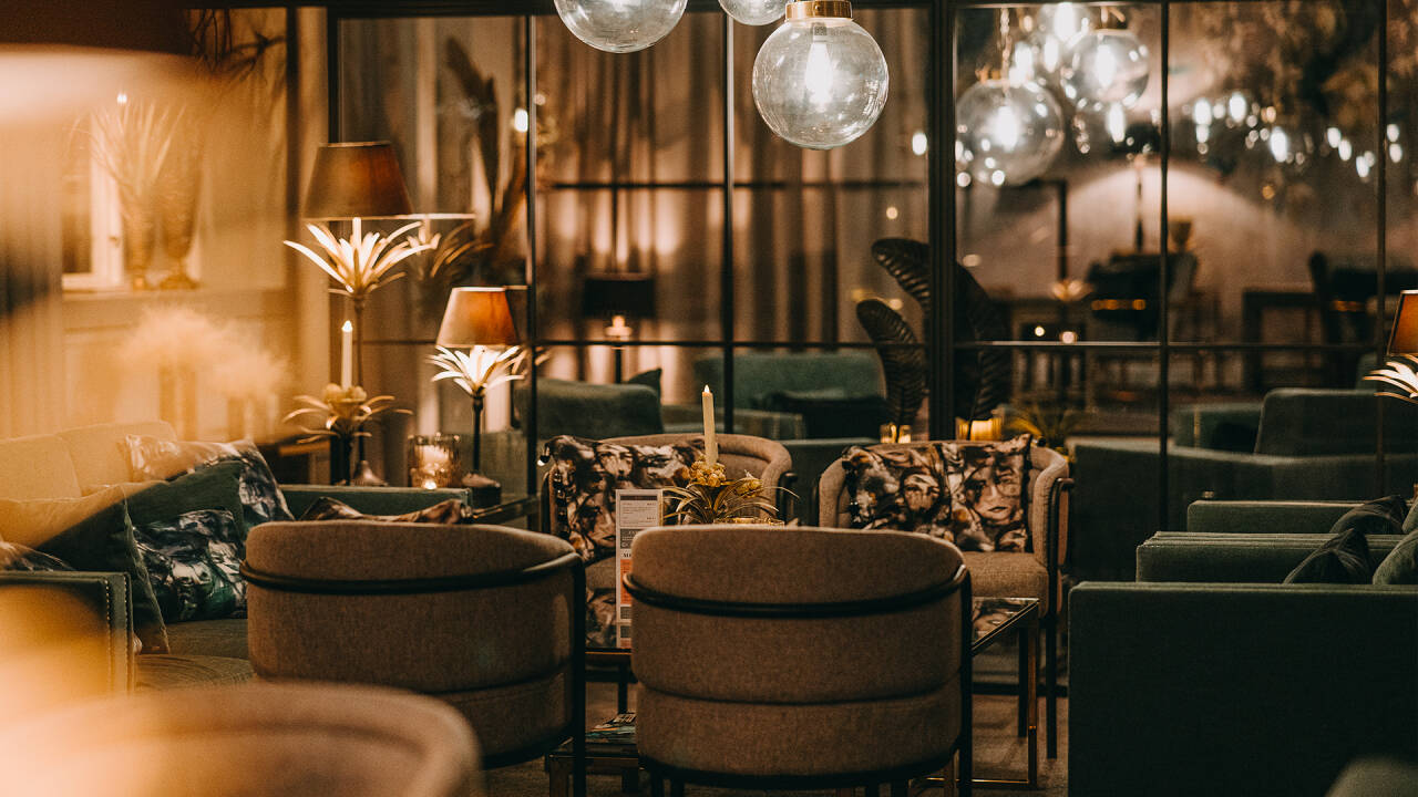 Slå er ner i hotellets härliga loungemiljö eller på Restaurang Klara som erbjuder fine-dining.