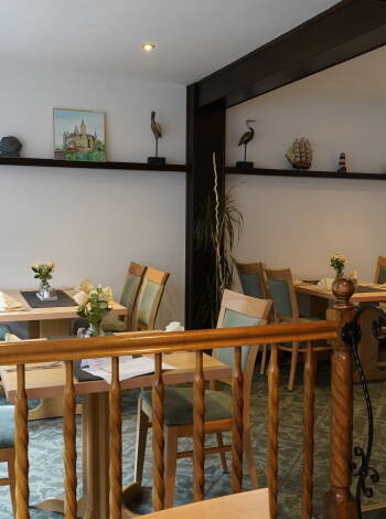 Das gemütliche Restaurant verwöhnt Sie mit lokalen Spezialitäten.