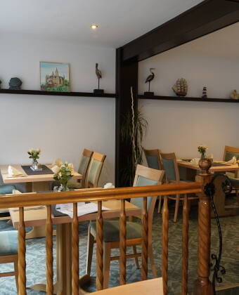 Das gemütliche Restaurant verwöhnt Sie mit lokalen Spezialitäten.