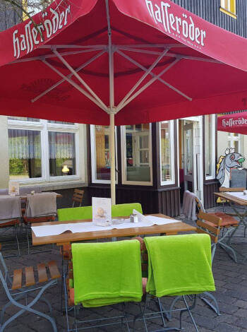 Om sommeren kan du nyte restaurantens utsøkte tilbud på hotellets terrasse.