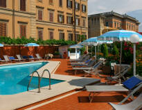 Under opholdet har I gratis adgang til hotellets udendørs swimmingpool som er åben i sommermånederne.