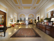 Det eleganta hotellet har en vacker reception, en stor terrass, en amerikansk bar och en underbar trädgård.