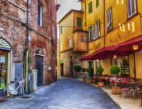 Genießen Sie einen Spaziergang durch die Straßen in der charmanten Stadt Lucca.