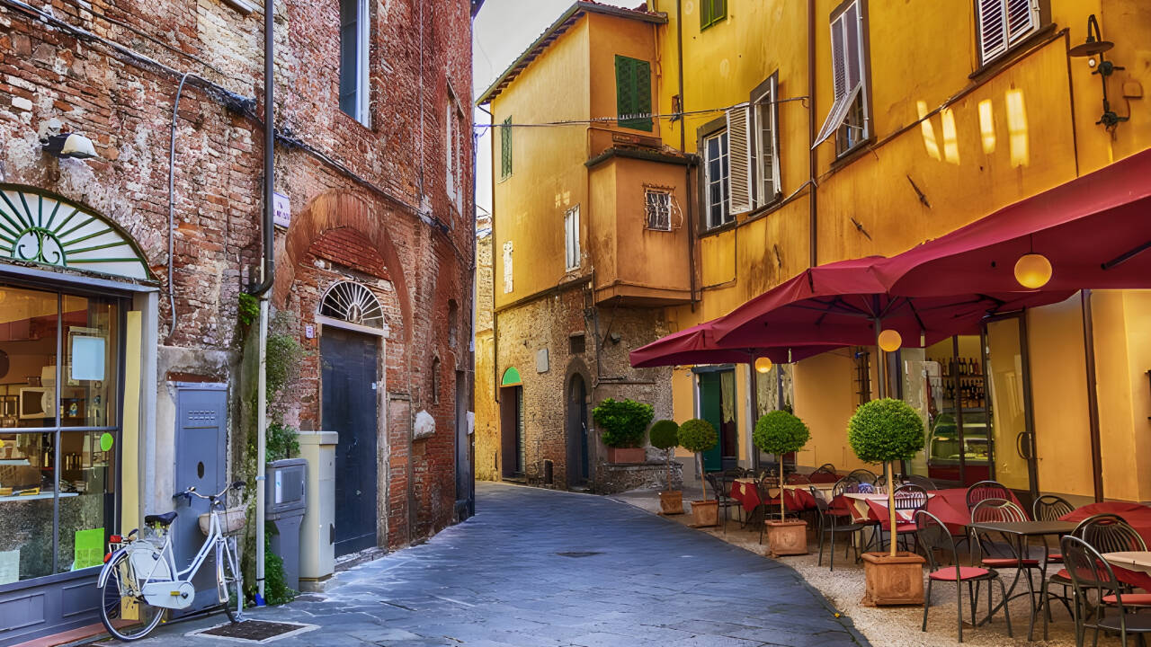 Genießen Sie einen Spaziergang durch die Straßen in der charmanten Stadt Lucca.