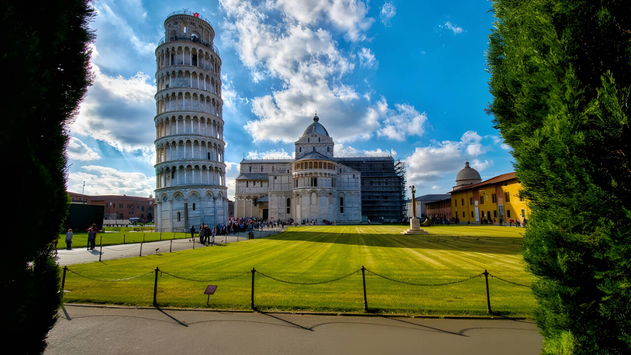 Erleben Sie eine der absolut meistbekannten Attraktionen mit einem Ausflug zum weltbekannten schiefen Turm von Pisa.