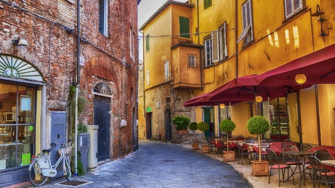 Besøg f.eks. danske Tine på olivengården ’Villa Stabbia’, eller spadser gennem gaderne i den charmerende by, Lucca.