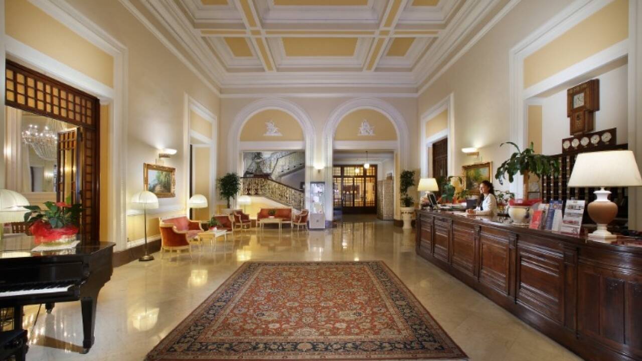 Det elegante hotellet byr på en vakker hall, stor terrasse, amerikansk bar og en flott bakgård.