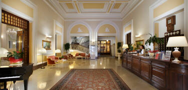 Det elegante hotel byder bl.a. på en arkitektonisk smuk hall, en stor terrasse, amerikansk bar og en lækker gårdhave.