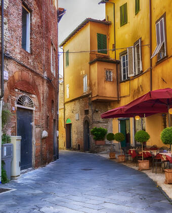 For example, visit Danish Tine at the olive farm 'Villa Stabbia', or stroll through the streets of the charming town of Lucca.