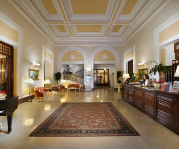 Det eleganta hotellet har en vacker reception, en stor terrass, en amerikansk bar och en underbar trädgård.