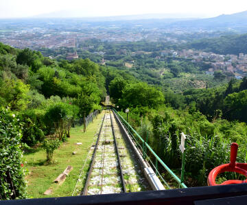 I kort afstand fra hotellet kan I tage den gamle bjergbane op til en fremragende udsigt over kurbyen.