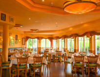 Hotellet är välkänt för sin restaurang, Peter's Bistro där ni erbjuds läcker middag.