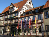 Das historische Hotel zur Goldenen begrüßt Sie in der schönen Altstadt von Quedlinburg im Norden des Harzes.