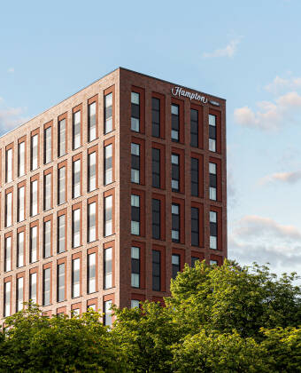 Hampton by Hilton Kiel gjenåpnet i 2021 og ligger nær fergeterminalene i hjertet av byen.