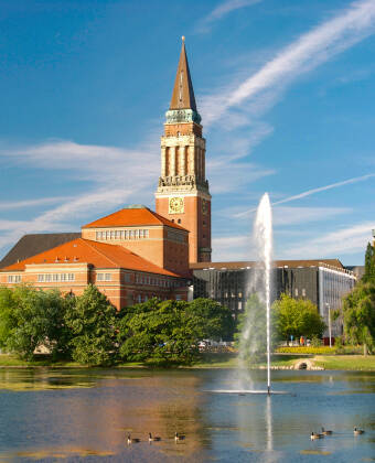 Zu den wichtigsten Sehenswürdigkeiten in der Stadt gehört das Kieler Schloss.