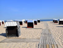 Tag en tur til den populære kystby, Warnemünde, og nyd ferielivet på de bløde strande.