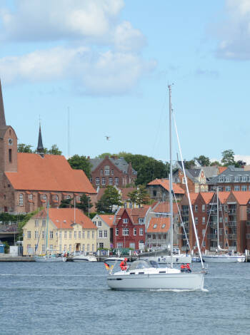 Sønderborg er en sjarmerende og historisk by med mye kultur, historie og med shopping kun lokalisert 250 meter fra hotellet.