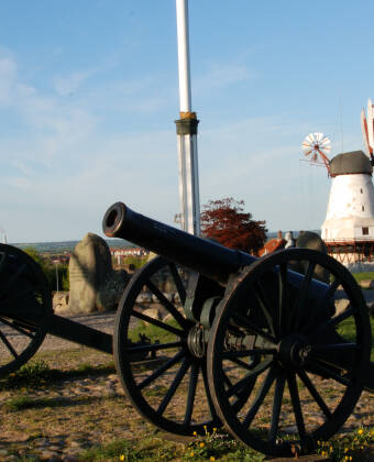 Sønderjylland er fuld af spændende historiske seværdigheder - besøg f.eks. Dybbøl Mølle og Dybbøl Banke i kort afstand af hotellet.