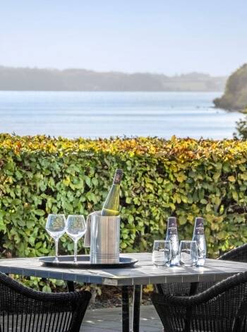 Genießen Sie vom Restaurant aus den wunderschönen Blick auf das Wasser.